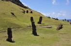 Antigos Moais em Rano Raraku, a fábrica de Moais, parcialmente cobertos pelo tempo. Ainda estavam a venda quando a civilização se perdeu (em Rapa Nui (ou Ilha de Páscoa), território chileno no meio do Oceano Pacífico)